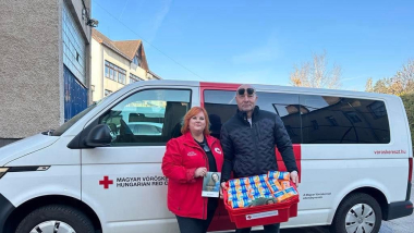 Magyar Vöröskereszt Lányból nővé adomány adományozás támogatás segítségnyújtás jótékonyság menstruációs szegénység