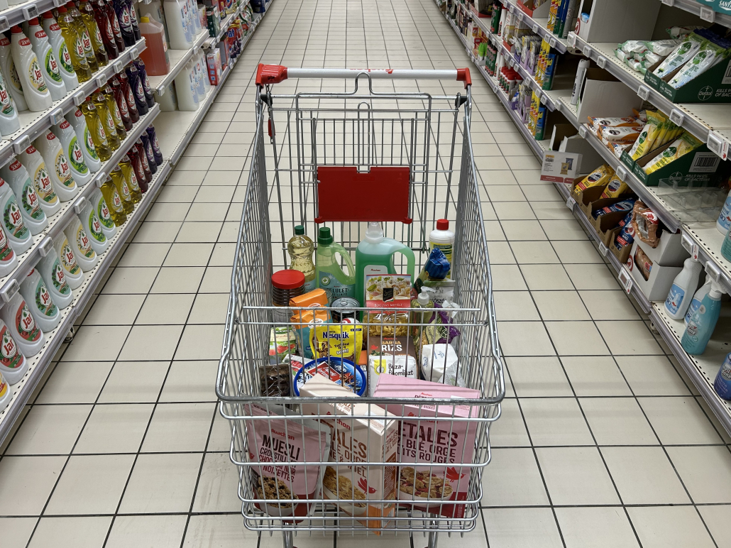 Auchan adománygyűjtés jótékonyság adomány támogatás tartós élelmiszer Magyar Vöröskereszt