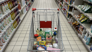 Auchan adománygyűjtés jótékonyság adomány támogatás tartós élelmiszer Magyar Vöröskereszt